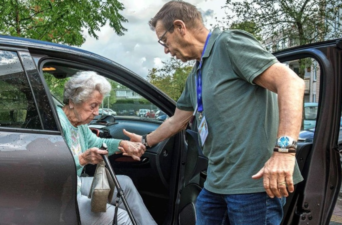 Foto vrijwilliger Ruus Looman met passagier ANWB AutoMaatje Amstelveen - bron telegraaf za 17 september 2023.png