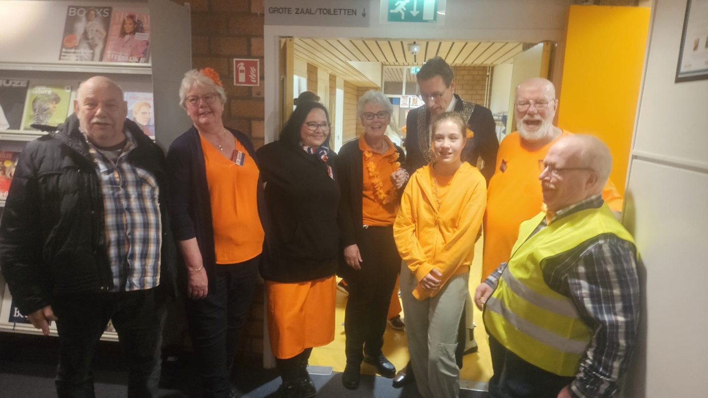 Koningsdag 2024 - De Meent Elly met Burgemeester Tjapko Poppens groepsfoto.jpg