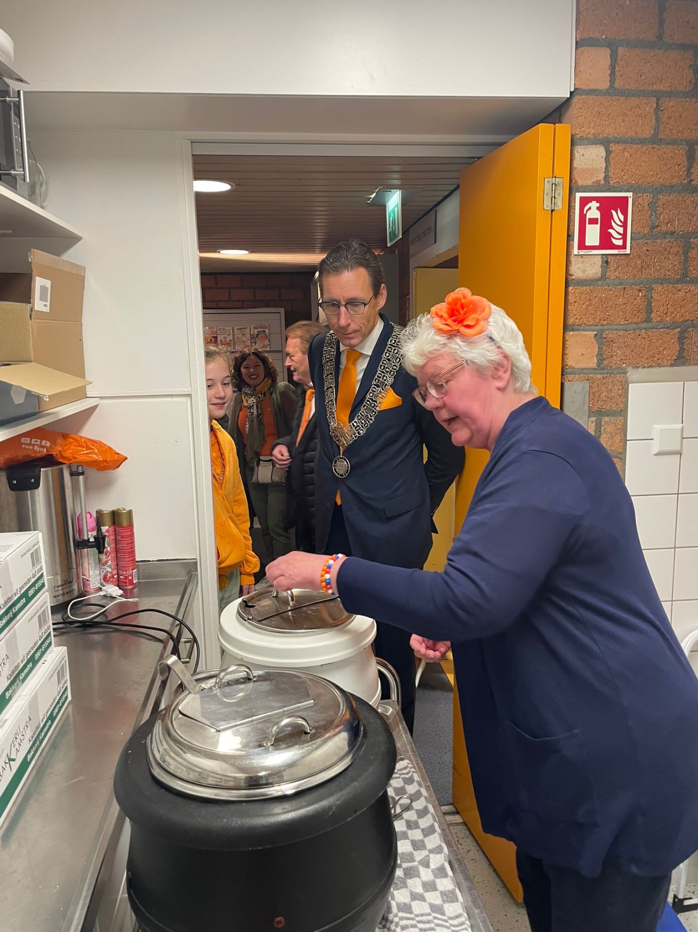 Koningsdag 2024 - De Meent Elly met Burgemeester Tjapko Poppens.jpg