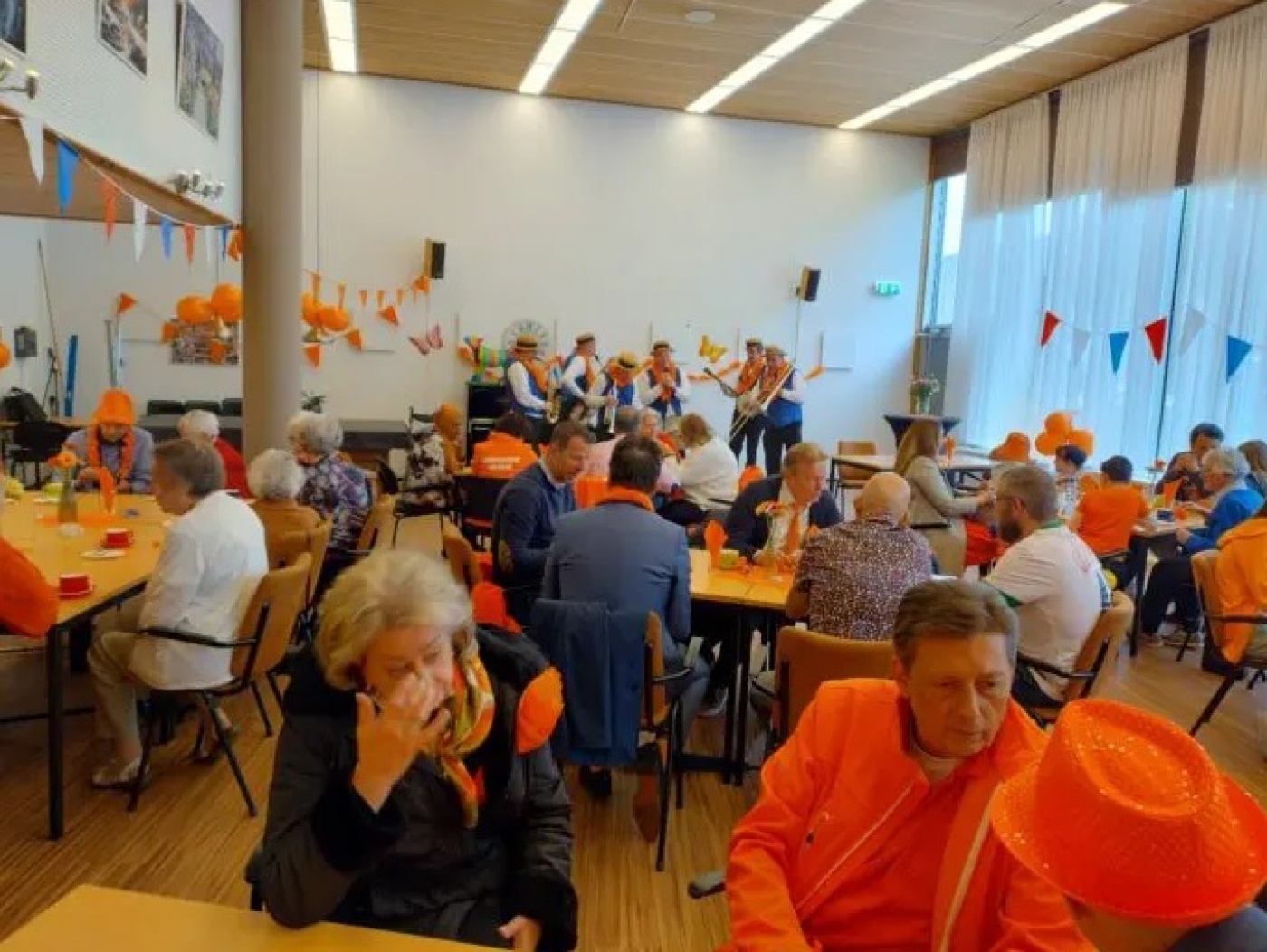 Koningsdag 2024 - Middenhof optredens.jpg