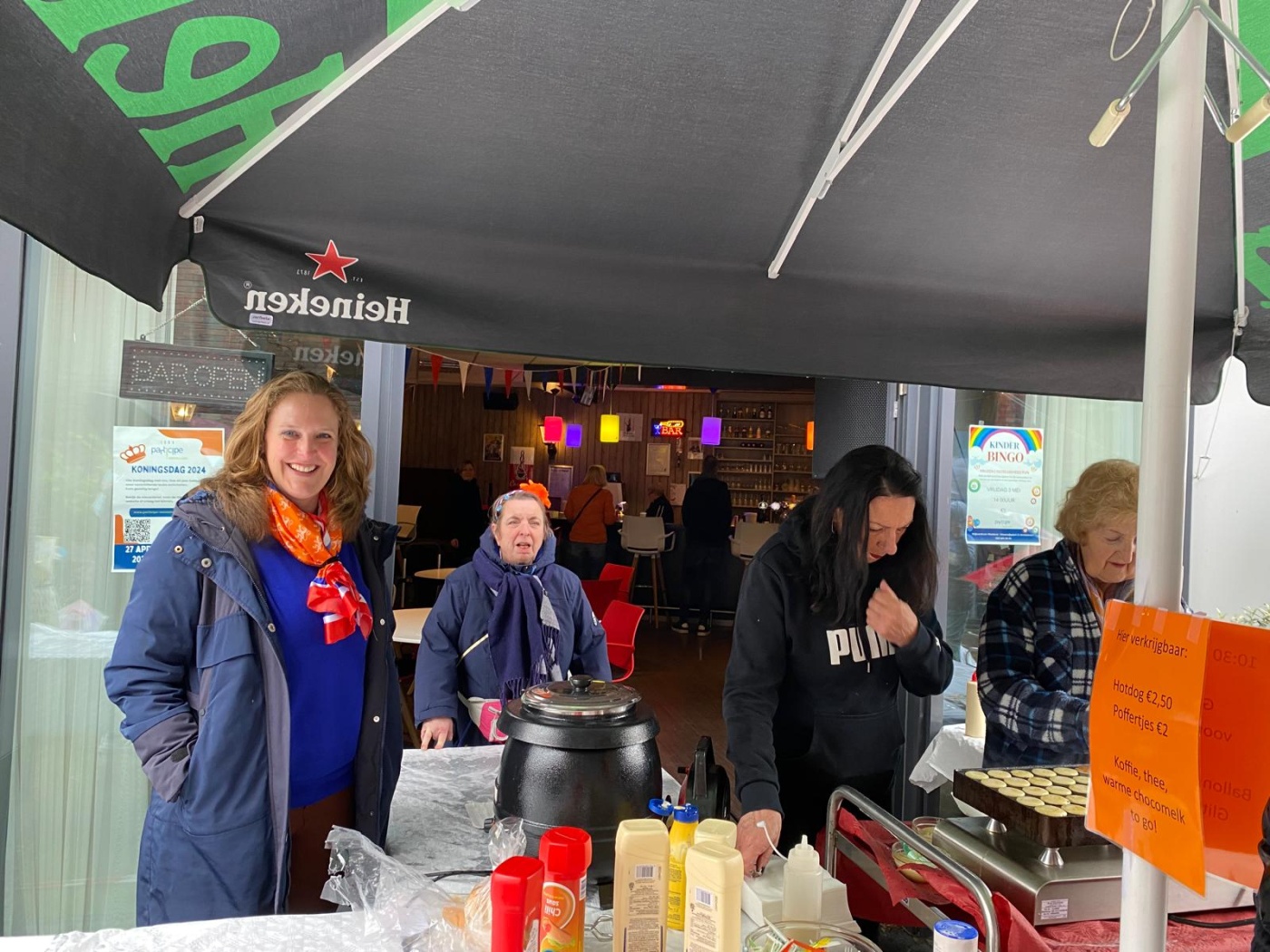 Koningsdag 2024 -Westend verkoop van lekkers.jpg