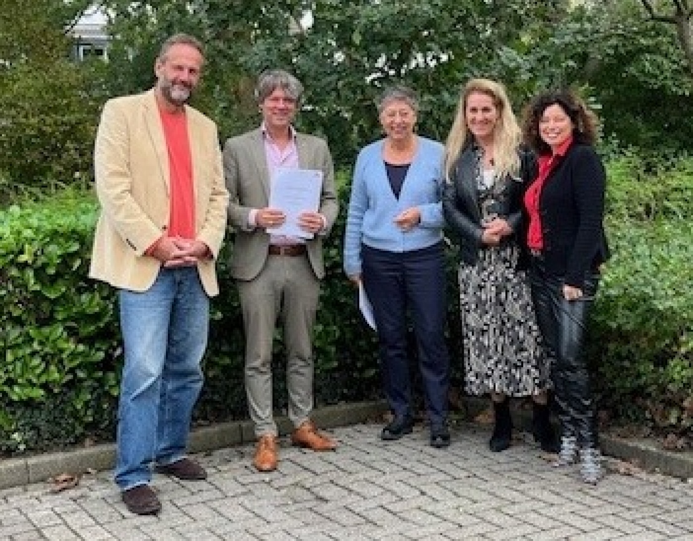 V.l.n.r.: Eerde de Swart (directeur Vrijwilligerscentrale Amstelland), Marcel Bastiaansen (bestuurder Participe), Ineke de Ruiter (bestuur Vrijwilligerscentrale), Monique Beernink en Elena Nabatova (managers Participe Amstelland)