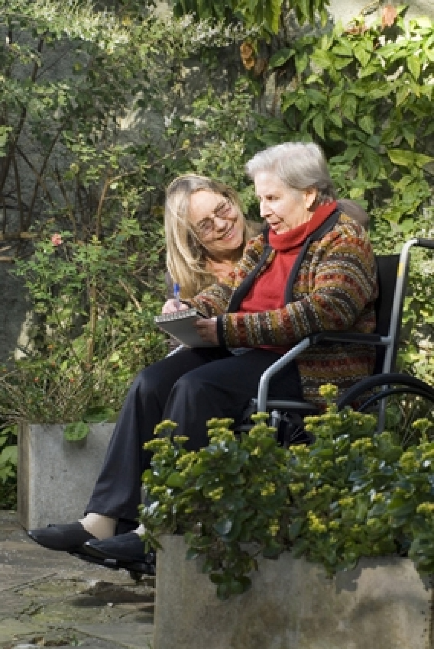 vrouw in rolstoel in tuin - komt goed....jpg